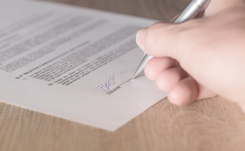 Czym jest notarialne potwierdzenie podpisu? mocnefirmy.pl
